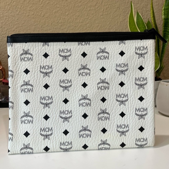 MCM RARE KOREA VOGUE POUCH - Picture 2 of 9